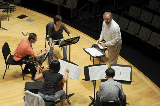 Planting a seed in LA: working with Vietnamese players on a piece of Vu Nhat Tan in May 2010 (Photo by B Perkinson).