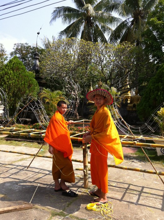 Two monks cheerfully design a dragon boat.