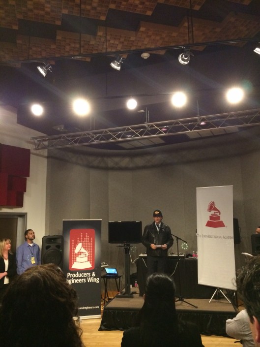 Gabriel Abaroa talking at En La Mezcla party.