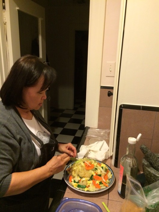 Supapan mixing the glass noodles.
