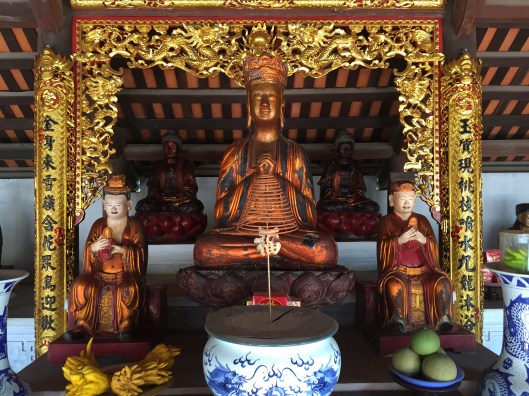 There are numerous side altars around the perimeter.